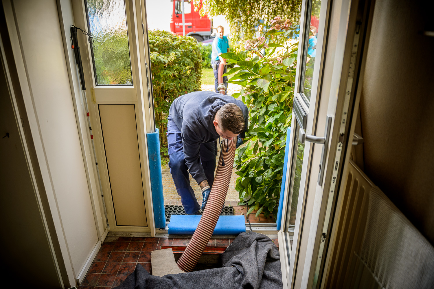 aanbrengen van bodemisoaltie met een slang via het kruipluik